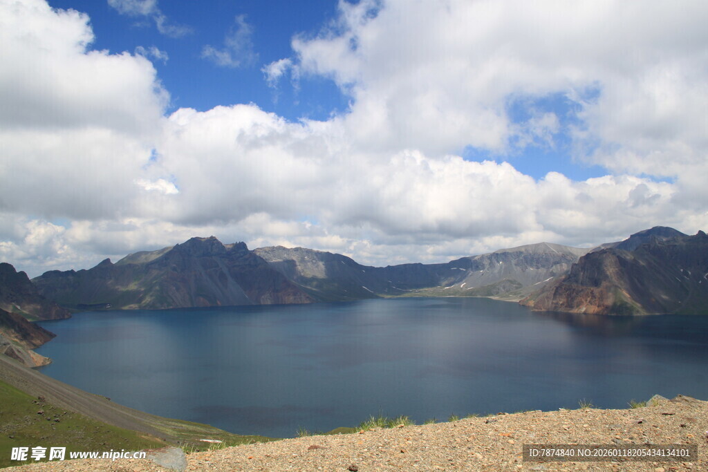 壮美高山湖泊风景图