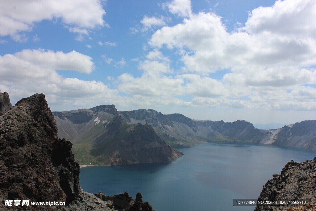 壮丽火山湖美景