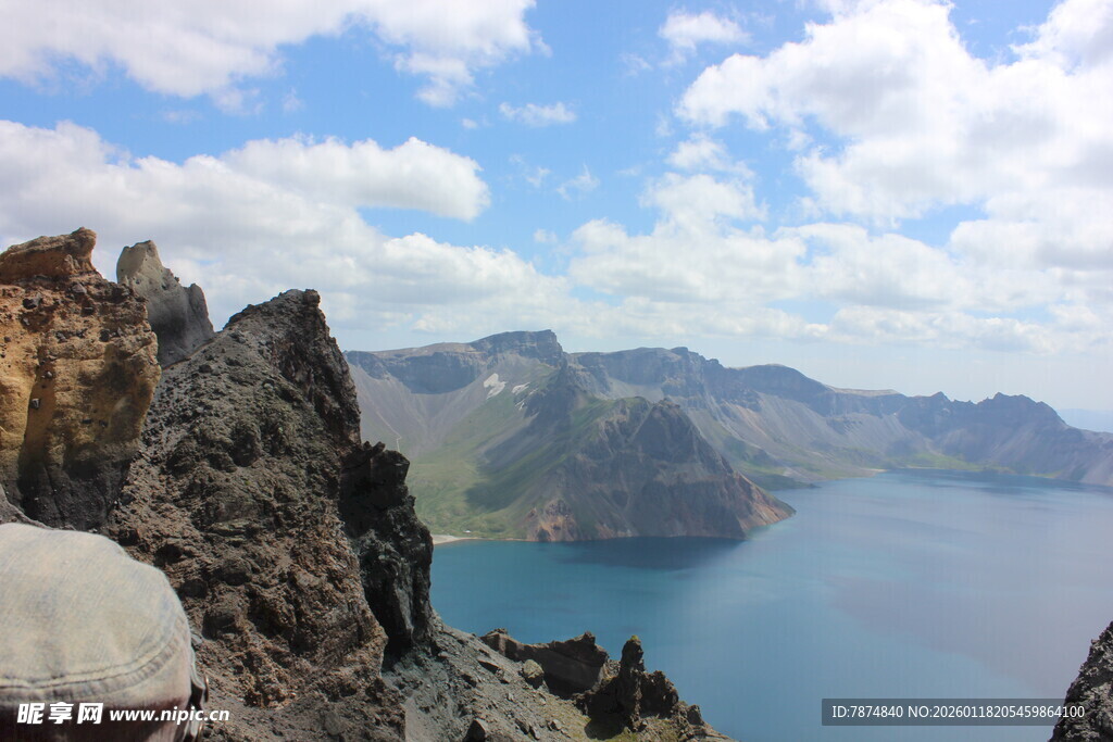 高山湖畔壮丽风光