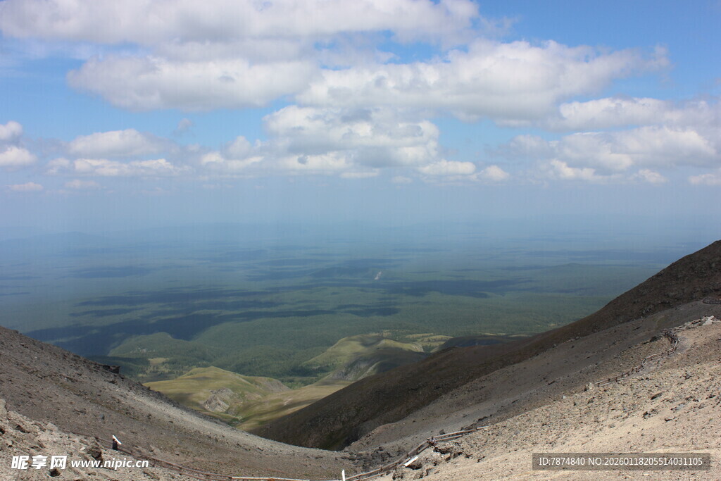 高山远眺下的广袤风景