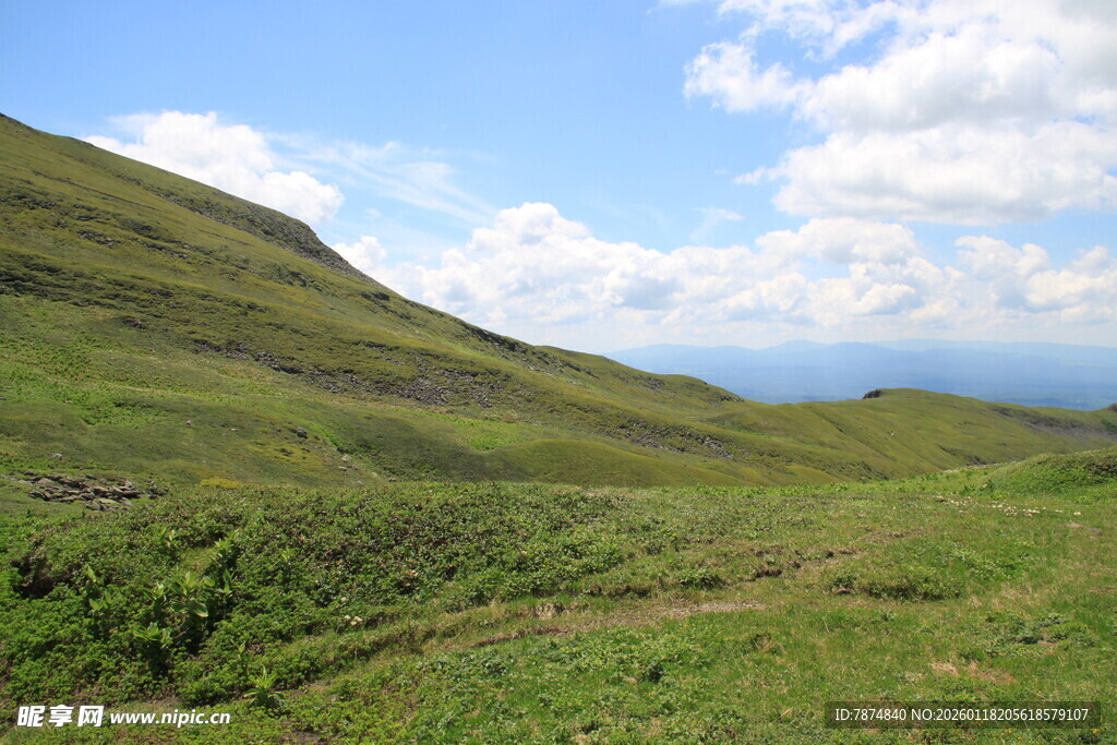 青山绿野间的开阔美景