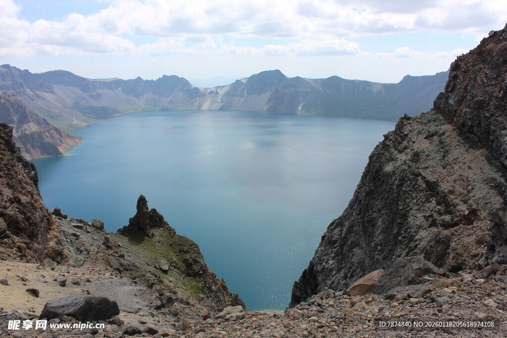 壮丽高山湖泊景观