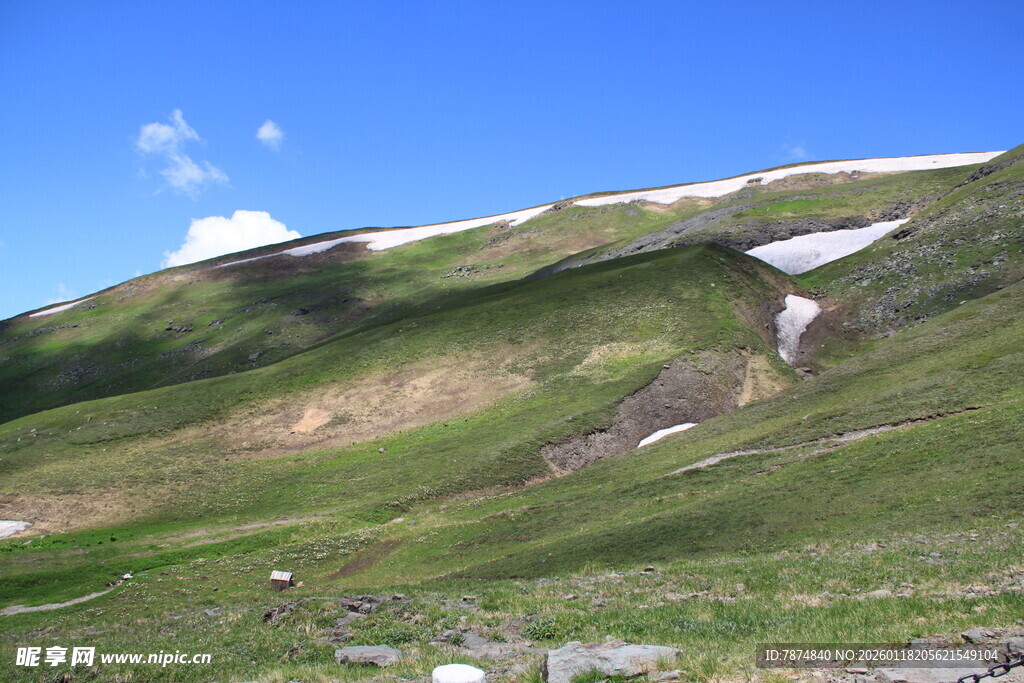 高山绿野间的自然美景