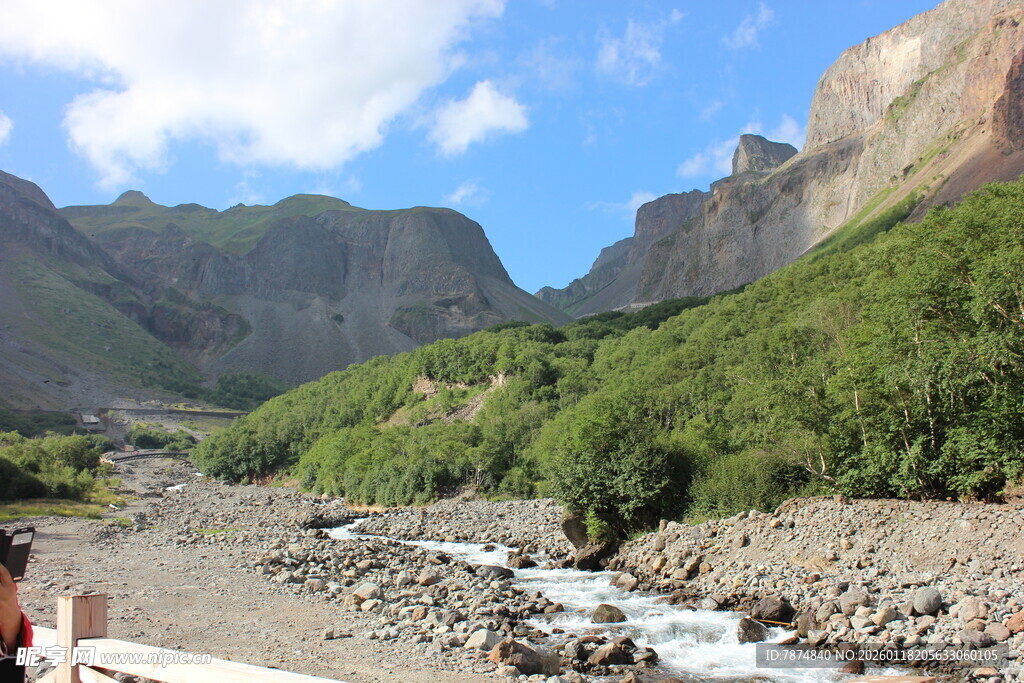 山间溪流旁的秀丽风景
