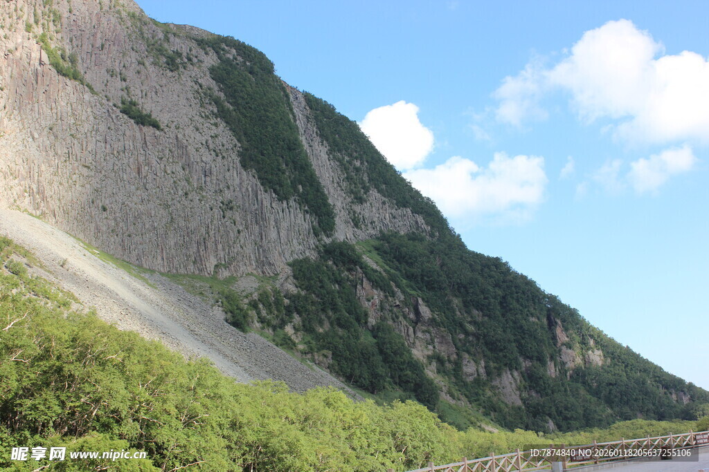 壮丽山景与葱郁植被