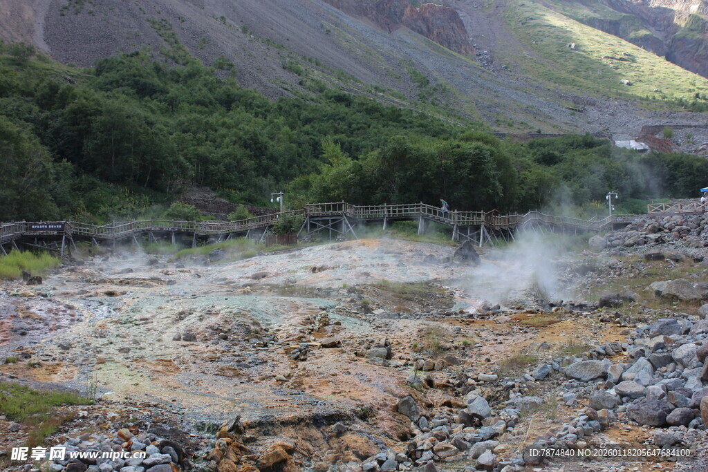 山间温泉景观