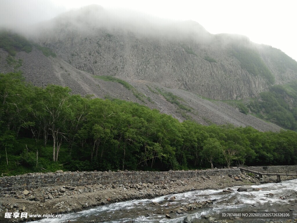 云雾缭绕的山间河流景色
