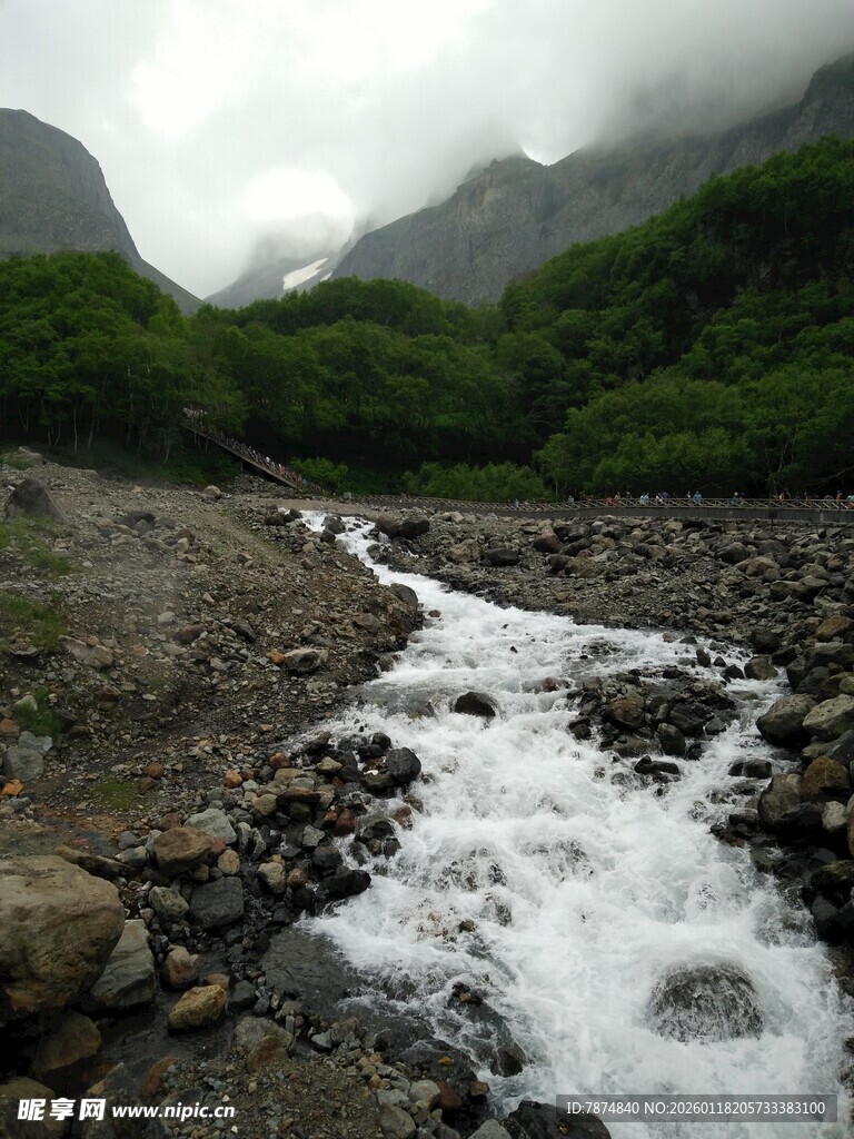 山间溪流潺潺 云雾缭绕