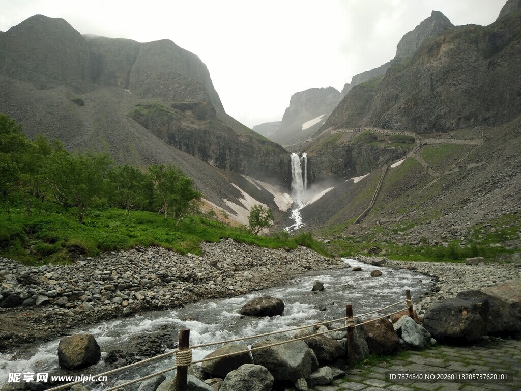 山间溪流与瀑布自然美景
