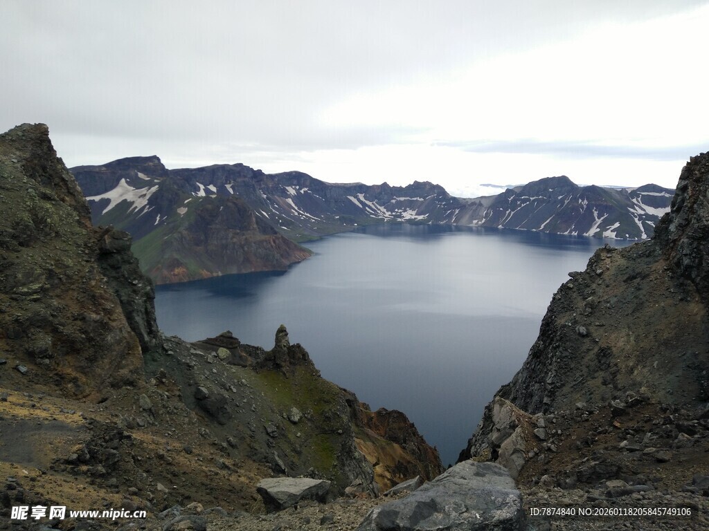 高山湖泊壮丽自然景观