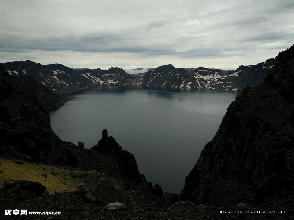 火山湖畔壮丽自然景观
