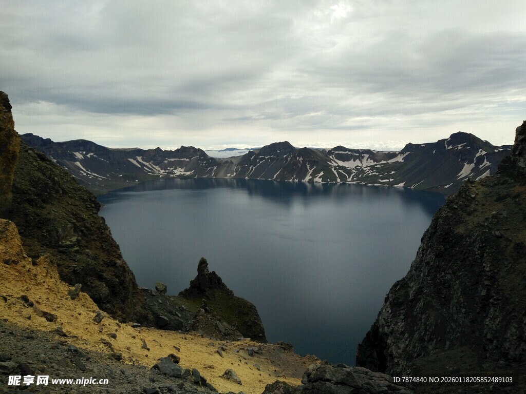壮丽火山湖景观