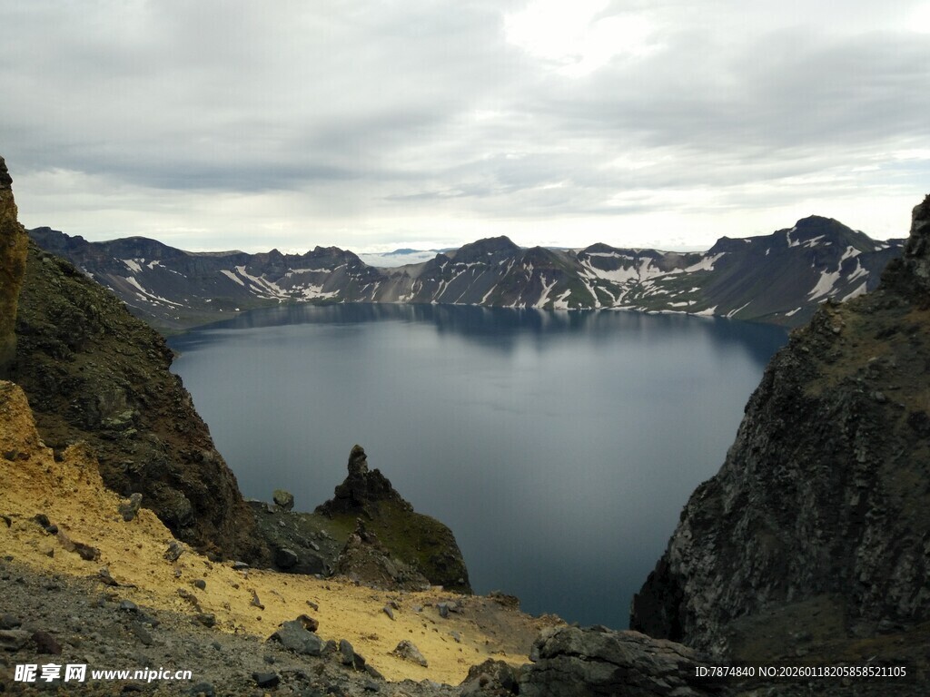 壮丽高山湖泊风景图