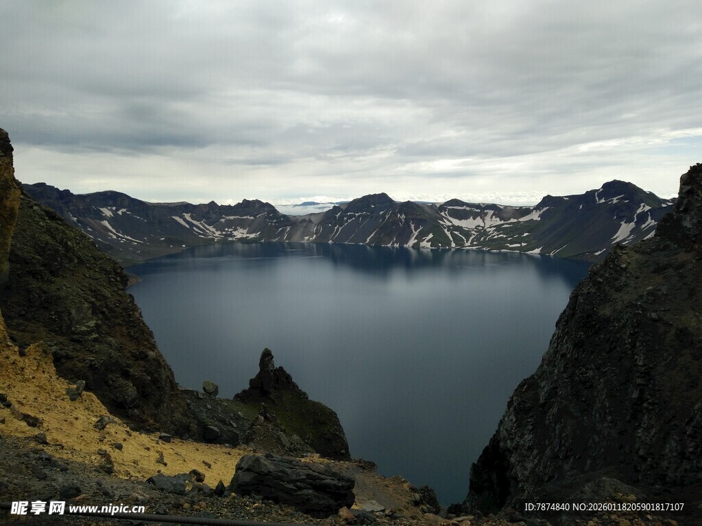 高山环绕的静谧湖泊