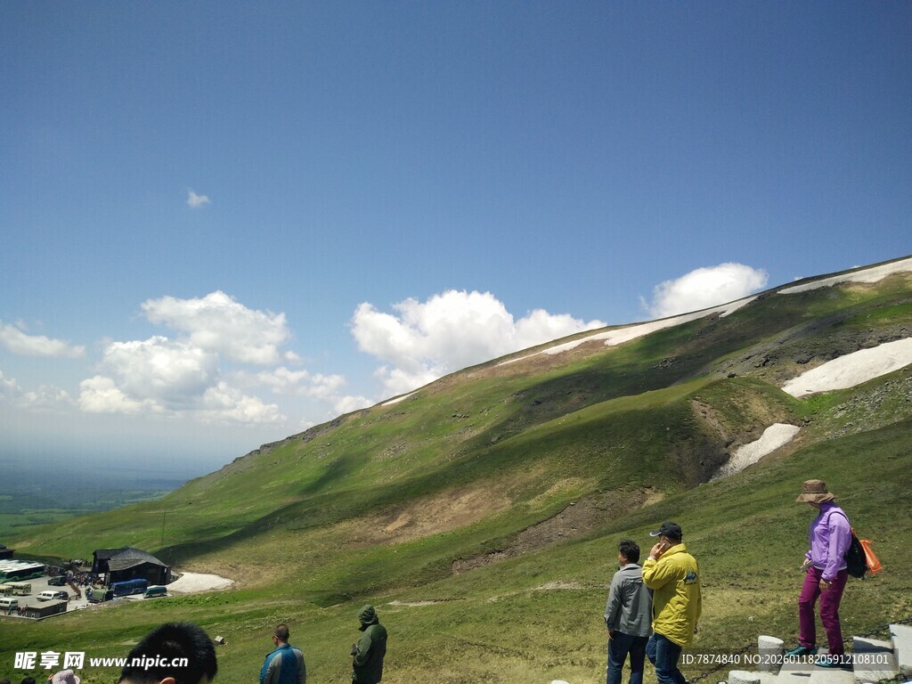 山间徒步场景
