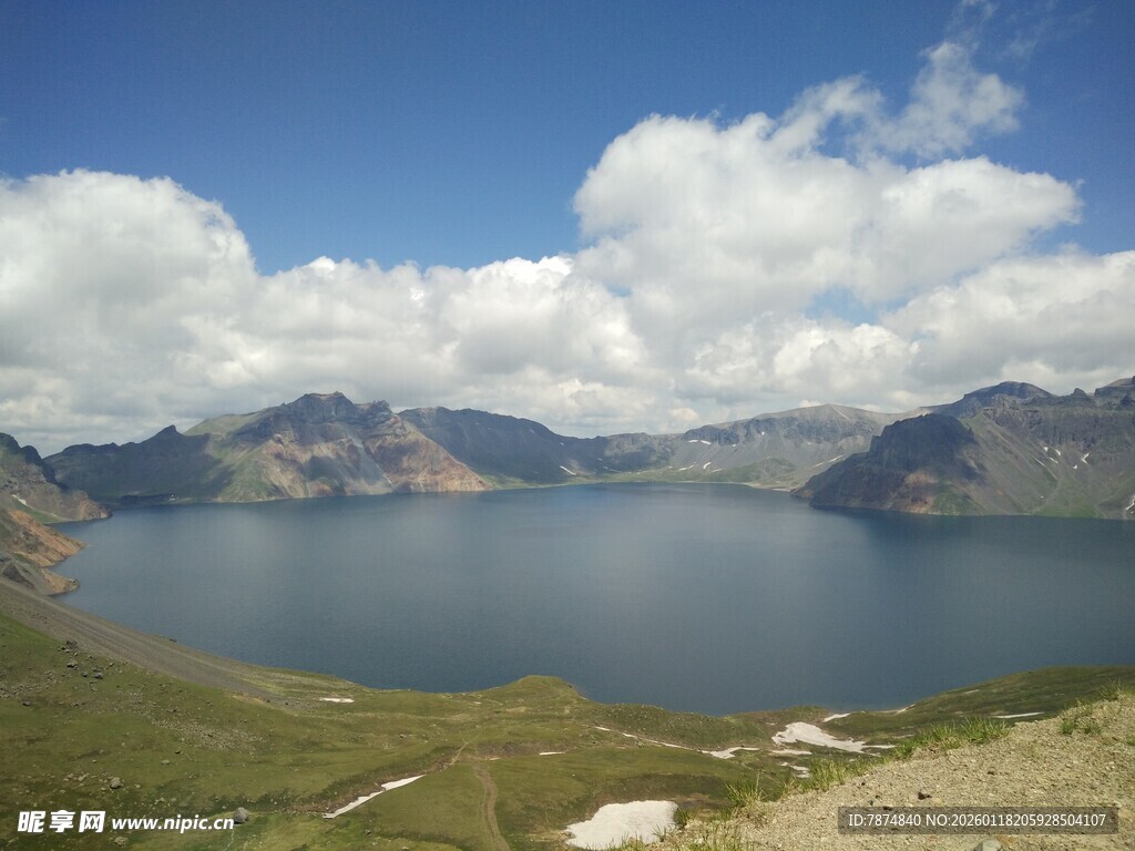 高山湖泊美景