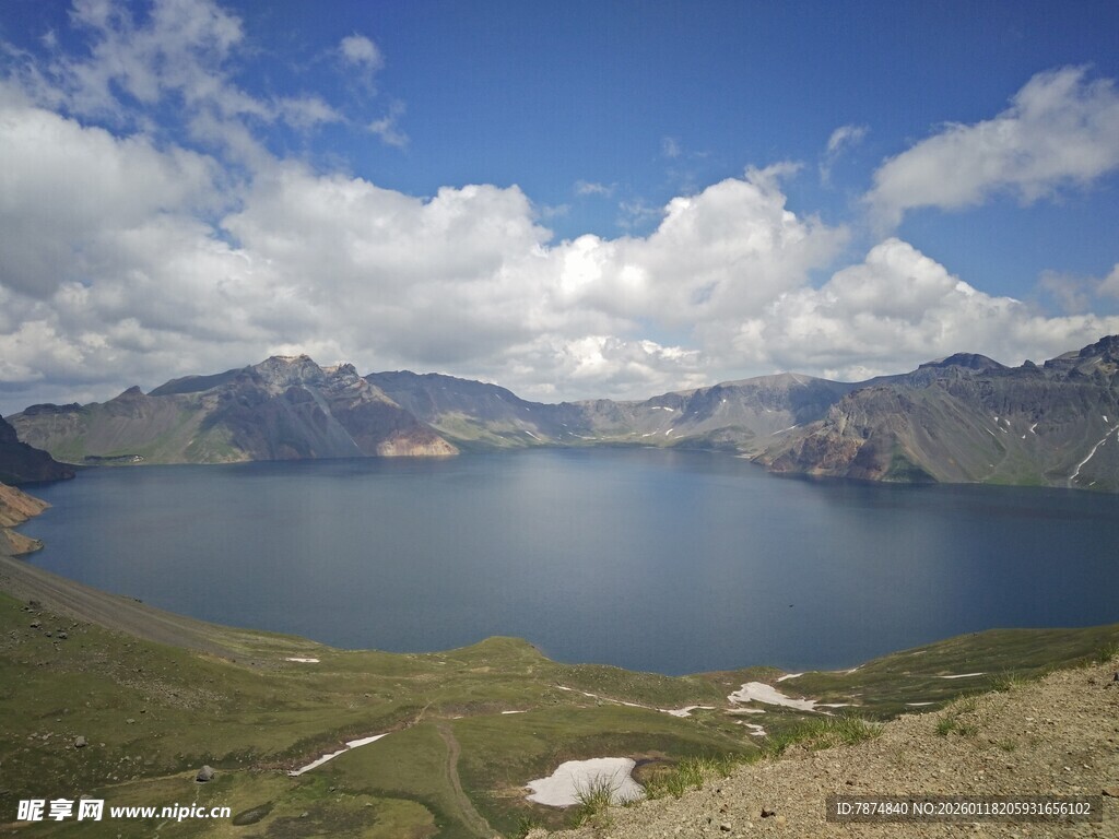 高山湖泊美景