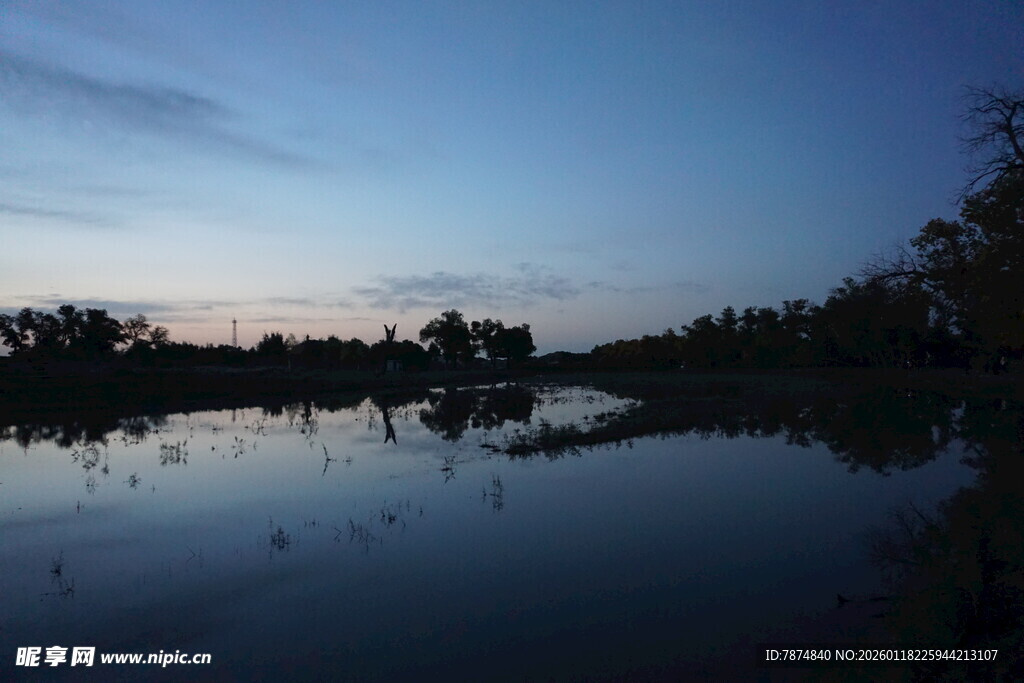 黄昏湖畔静谧美景