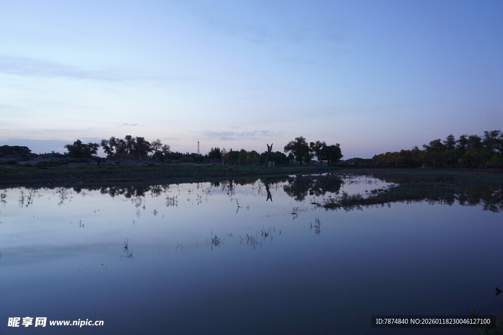 宁静湖畔黄昏美景