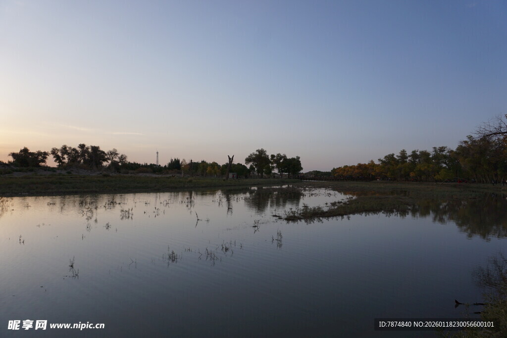 黄昏湖畔倒影静谧美景