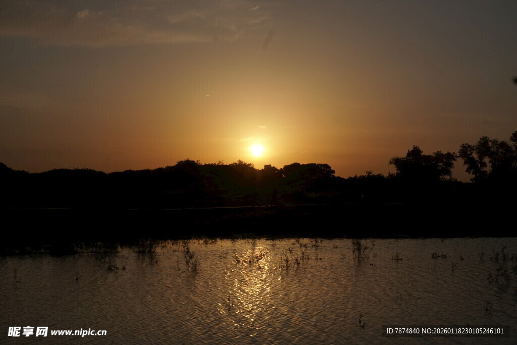 夕阳下的静谧水面景观
