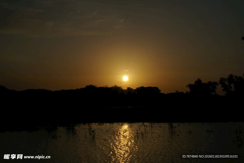 夕阳下的静谧水面景色