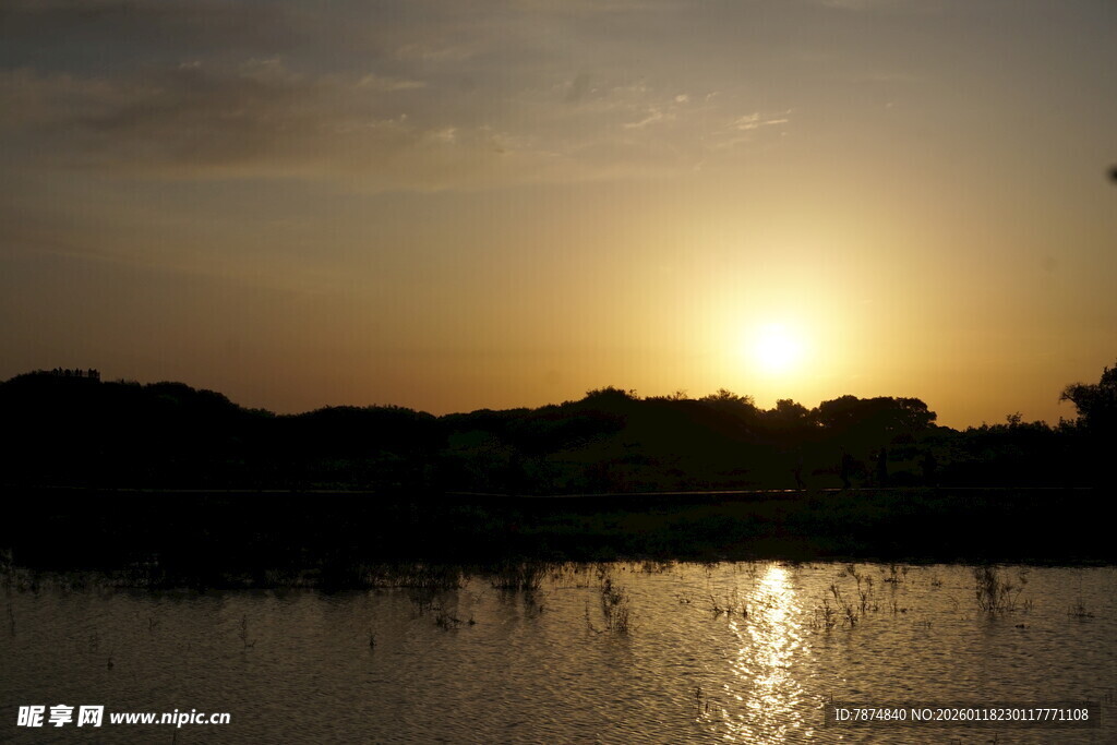 夕阳下的静谧水边景色