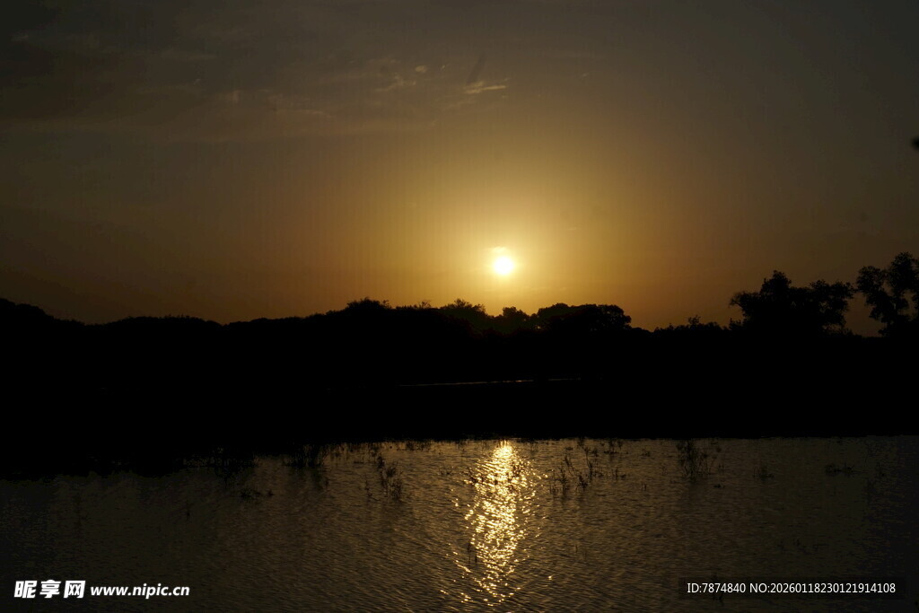 夕阳下波光粼粼的宁静湖面