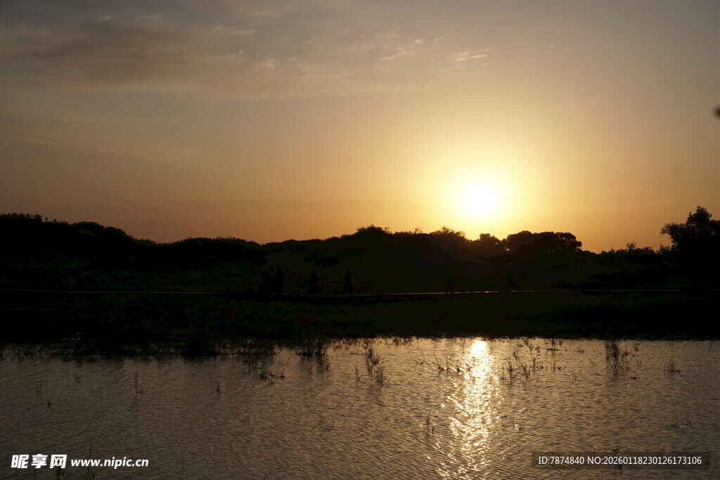 夕阳下的静谧湖面