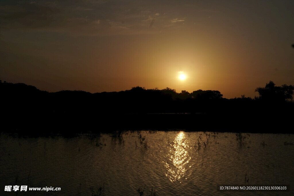 夕阳下的静谧湖面