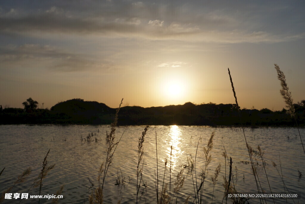 夕阳下的宁静湖面
