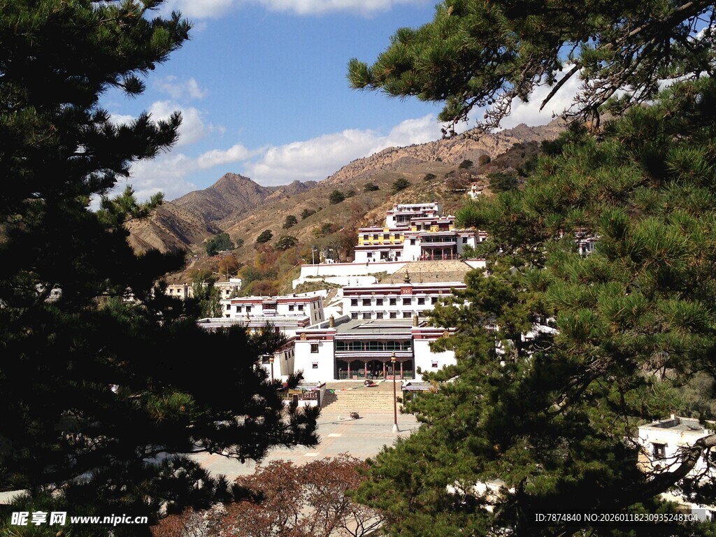 山间藏式建筑景观