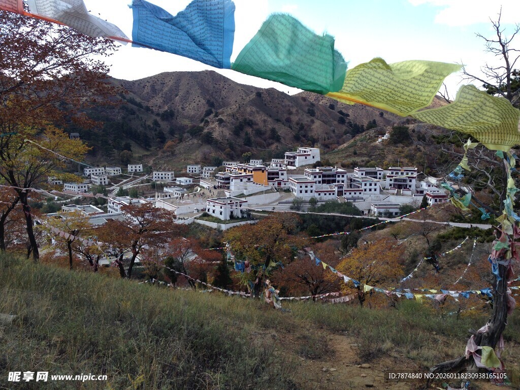 山间村落与飘扬经幡
