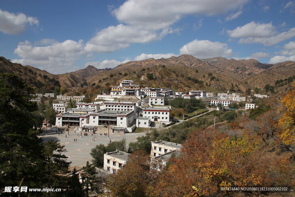 山间秋景中的古朴建筑群