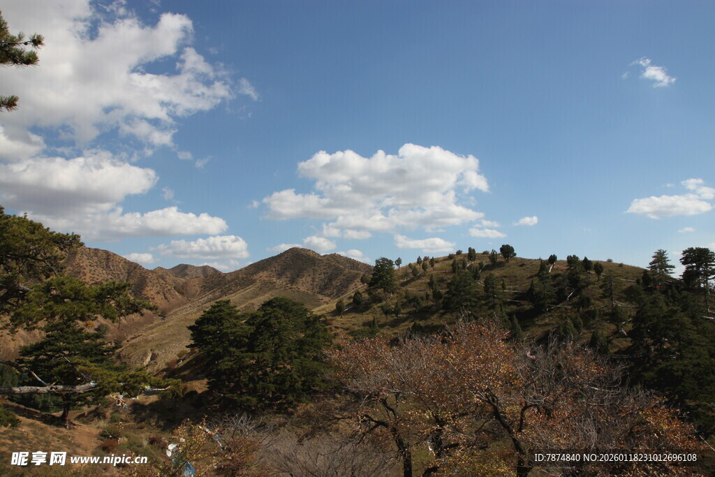 山间蓝天景色