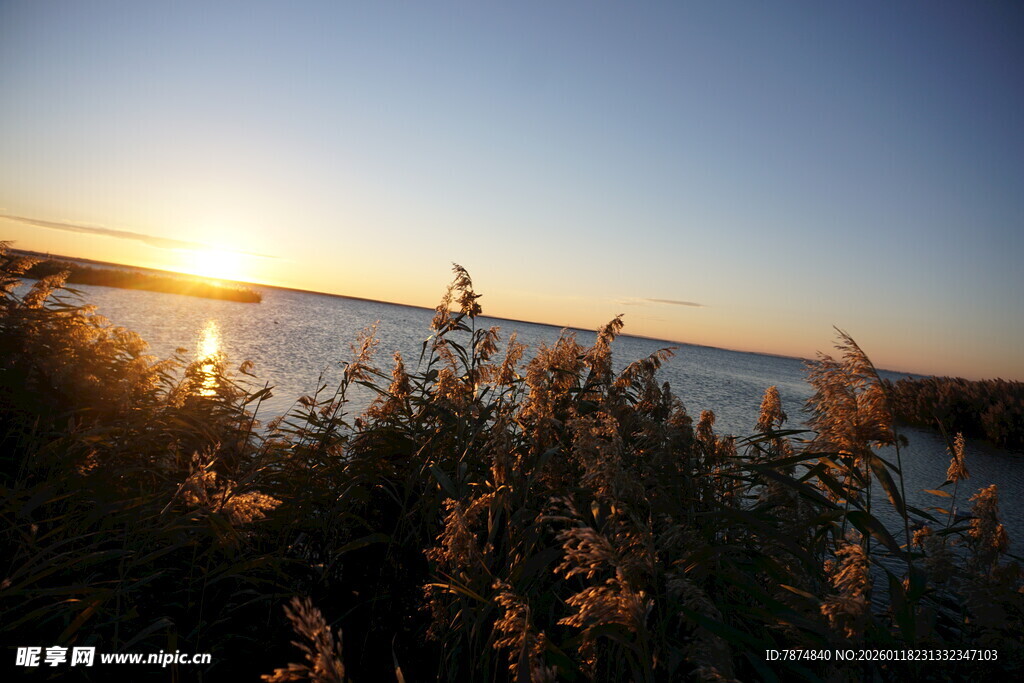 夕阳下的湖畔美景