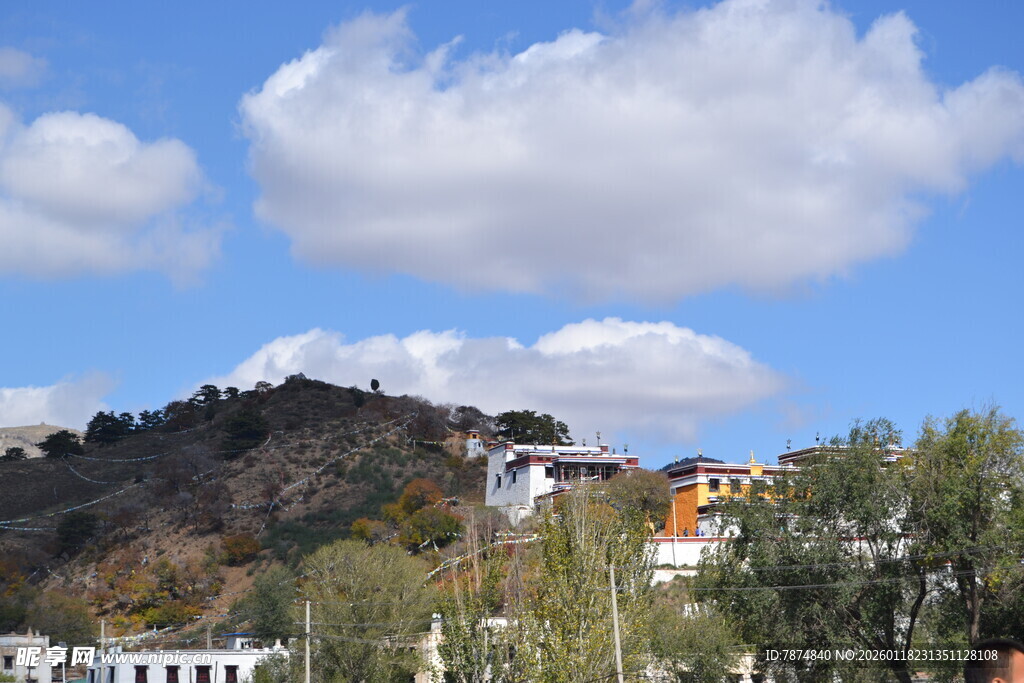 山坡上的多彩建筑与蓝天
