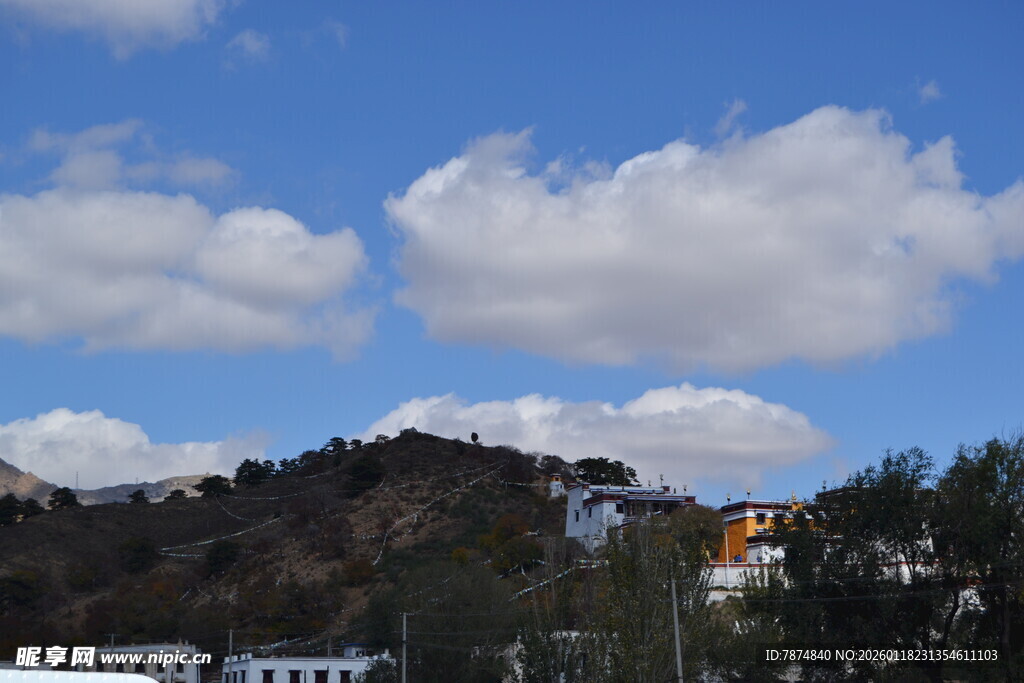 蓝天白云下的山景风光