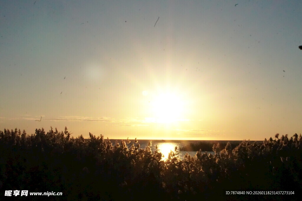 夕阳下的湖面美景