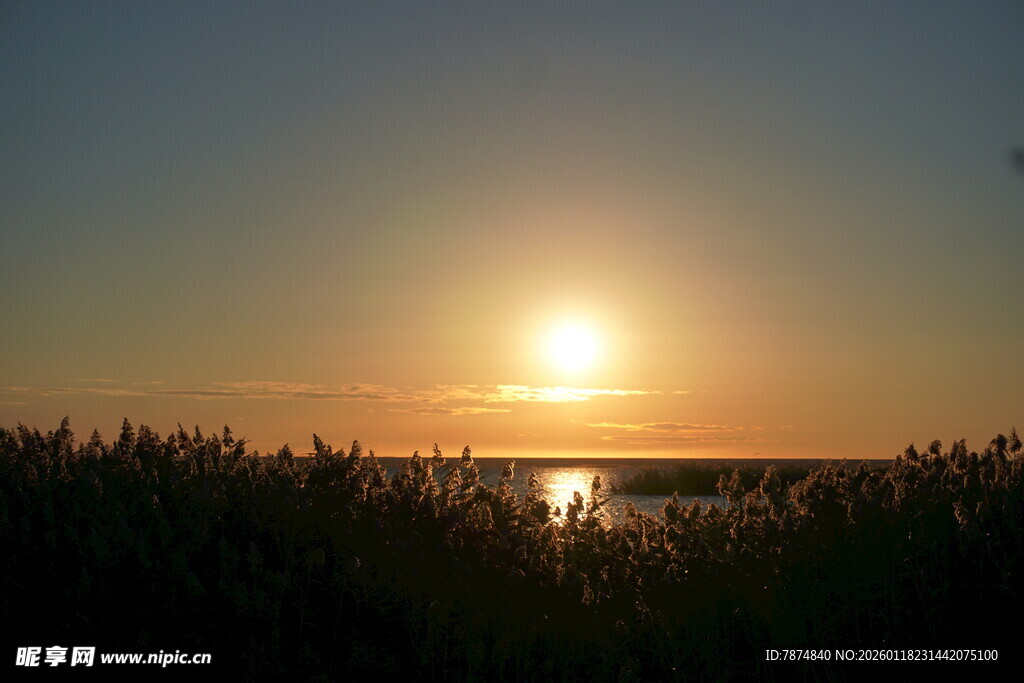 夕阳下的湖畔美景