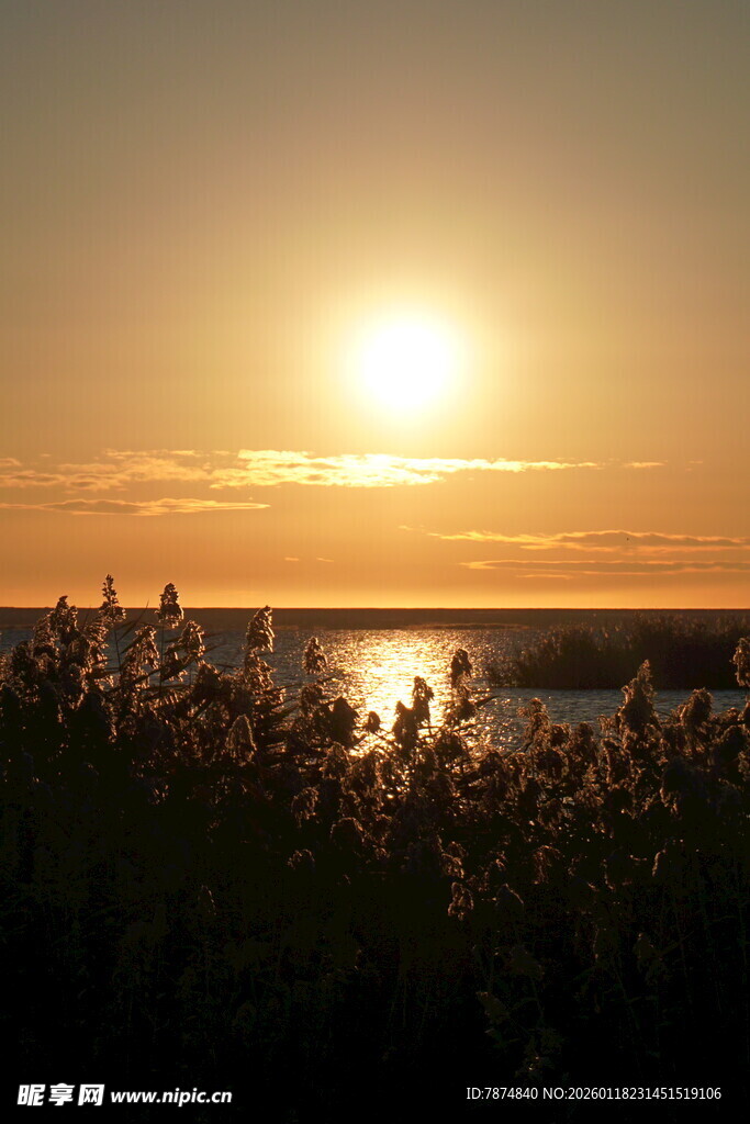 夕阳下的湖畔美景