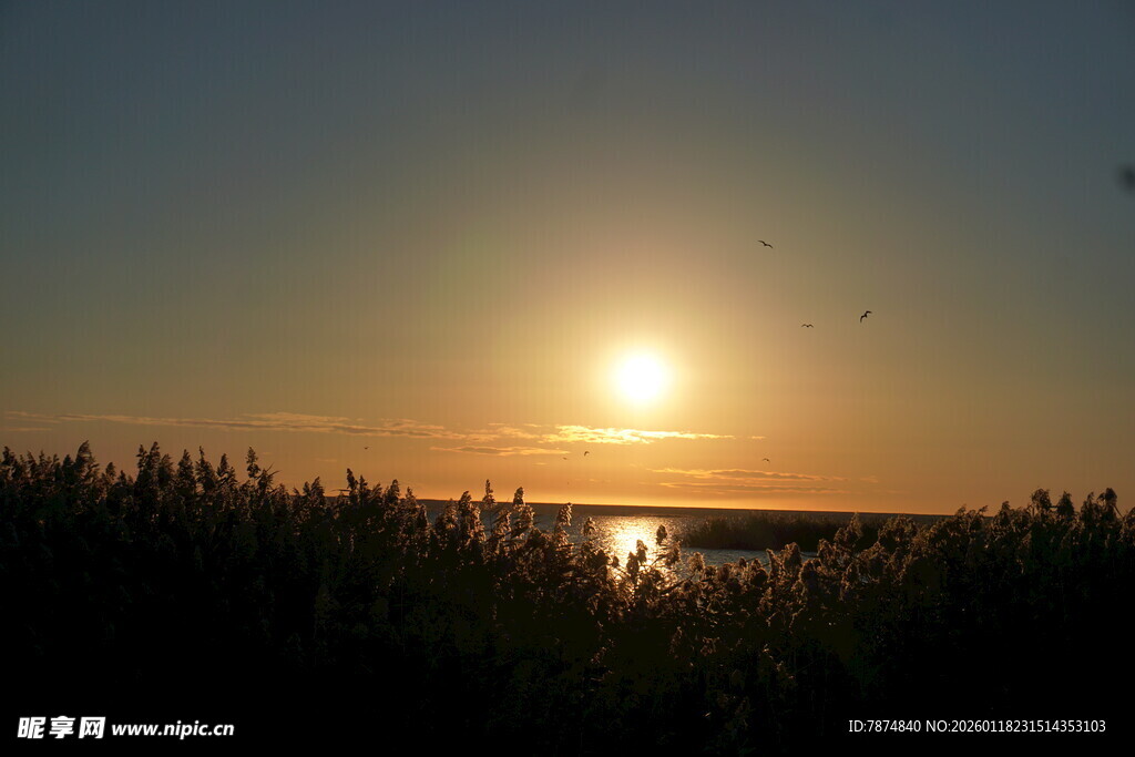 夕阳下的湖畔美景