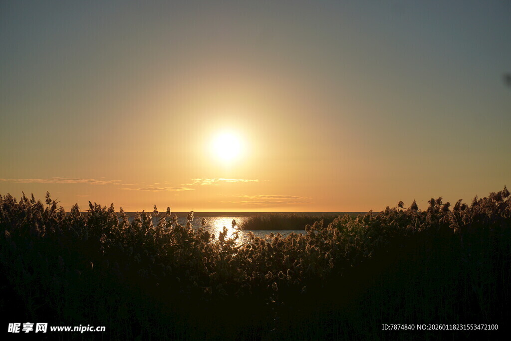 夕阳下的湖畔美景