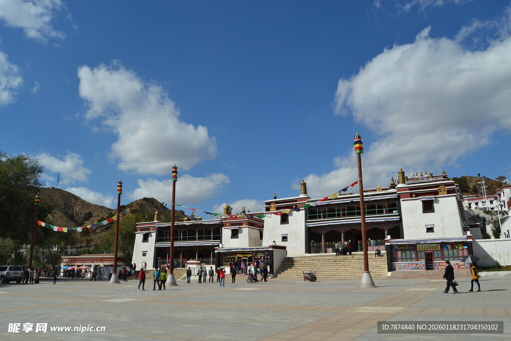 藏式建筑广场上的人群