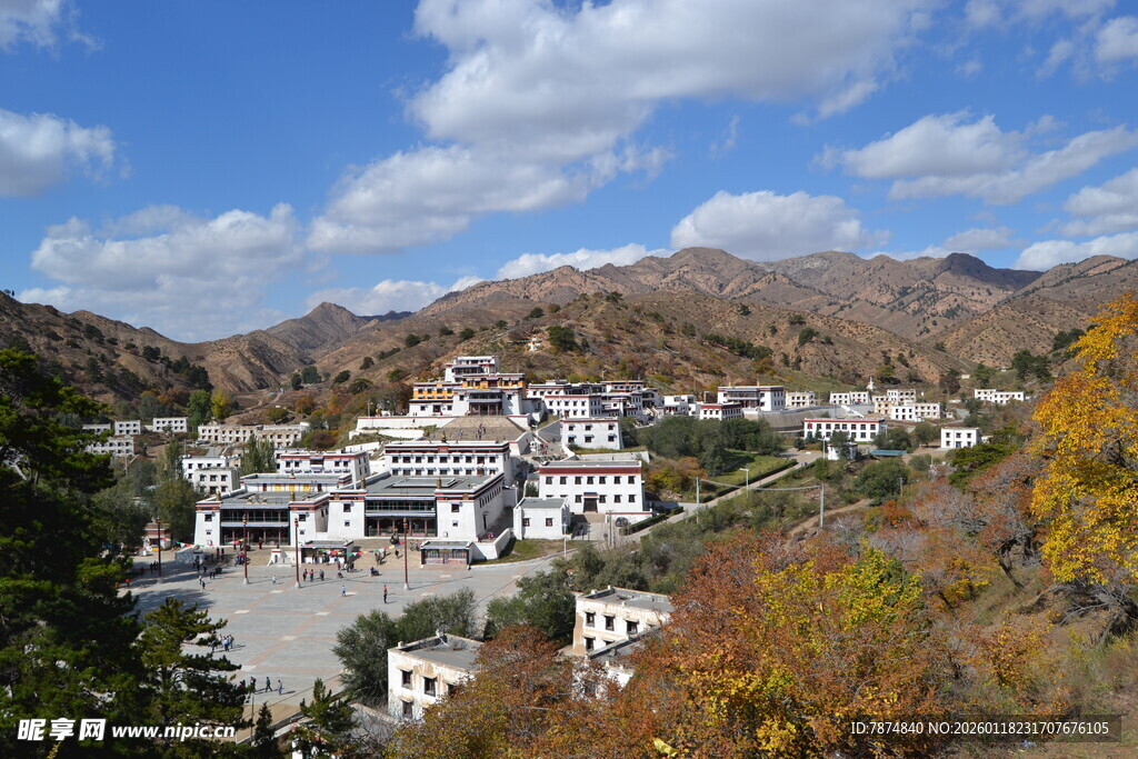 山间村落秋景