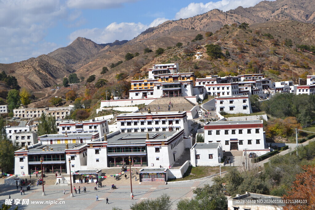 藏式寺院依山而建的美景