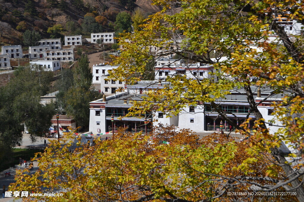 秋日山间村落美景