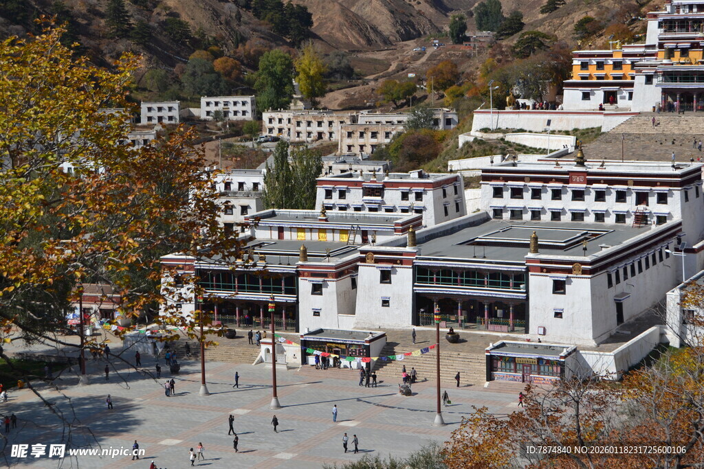 藏式建筑群的宁静广场