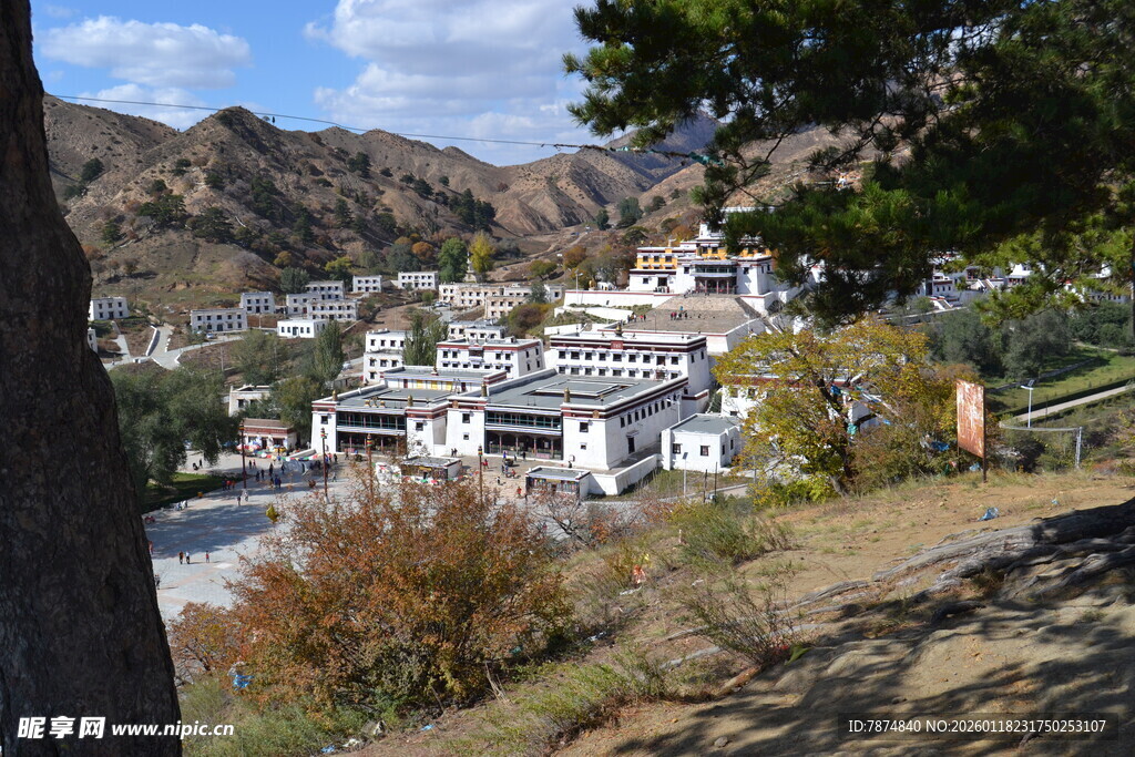山间白建筑乡村景致