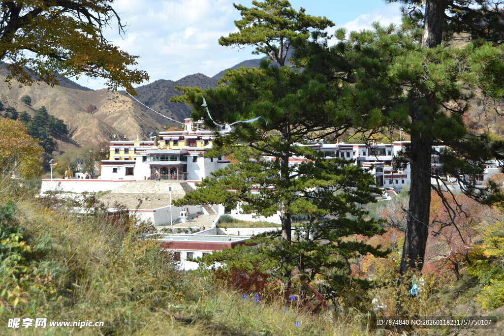 山林间的藏式建筑群